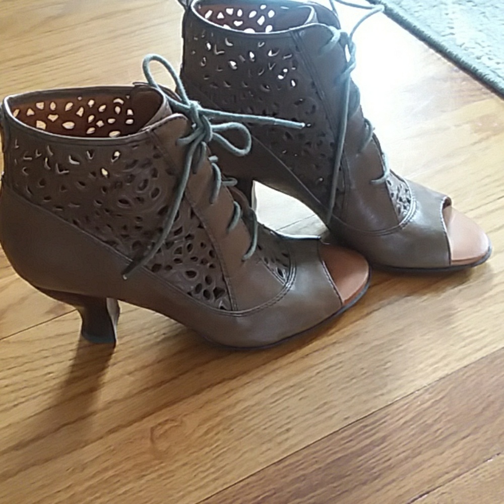 GORGEOUS LEATHER UPPERLINNING BAMBOO HEEL SHOES 🌾